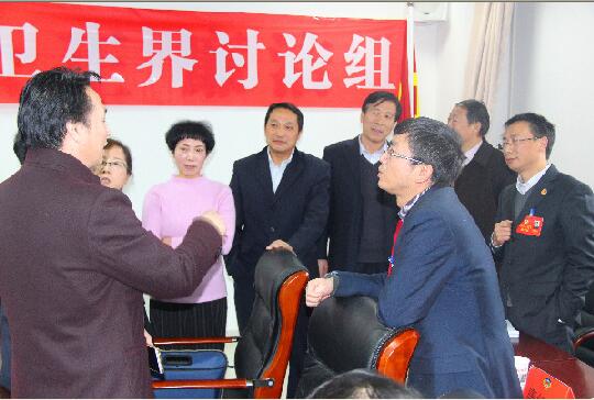 2月5日下午，市政协四届一次会议科技、体育、医疗卫生界委员在小组讨论休息时间，还在热烈讨论提案修改的几个细节问题。