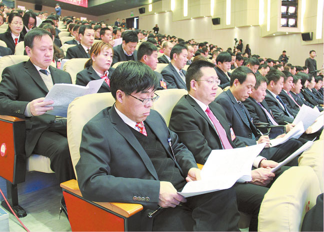 2月5日上午，市四届人大一次会议开幕，出席大会的市人大代表认真聆听政府工作报告。