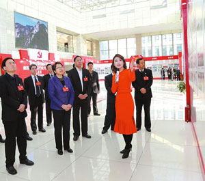 市上领导观看《追赶超越看商洛》主题展