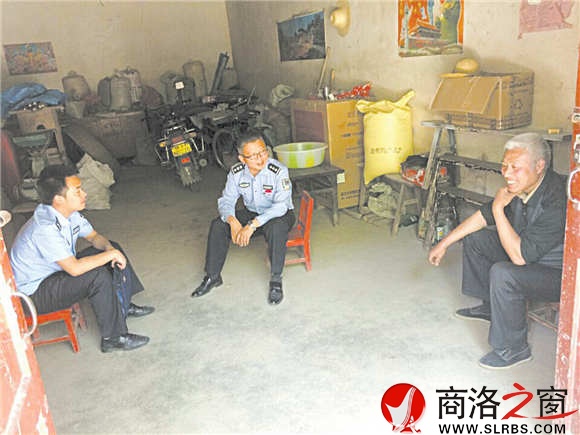 汪毅在辖区走访，了解民情。