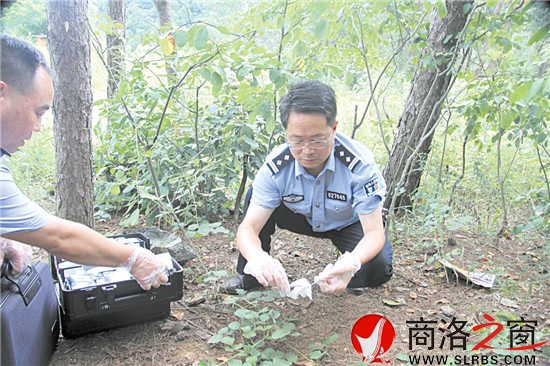 孙纪和在案发现场勘察