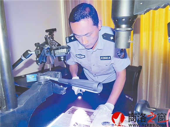 杨飞在实验室对案件现场的物证提取指纹