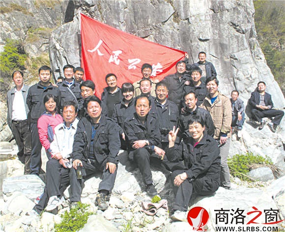 汝嵘陪同丈夫和刑警队一起去拉练