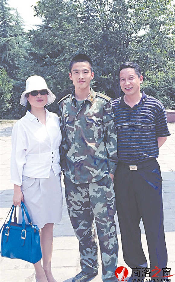 朱盛如、刘锳夫妇和就读于武警工程大学的儿子朱建豪的全家照