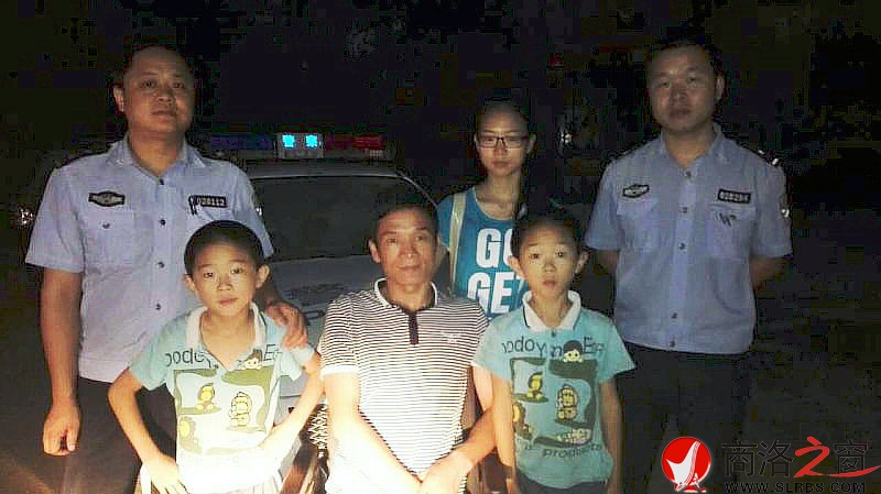 青铜派出所民警帮助公益人士爱心助学.jpg