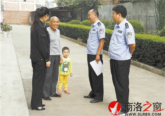 魏书江（右二）在小区做民情调查