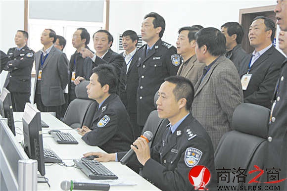 章秀峰向人大代表介绍指挥中心运行情况