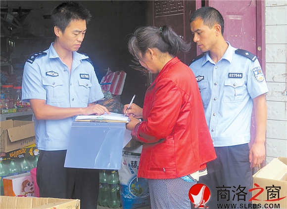 张毅广与同事进村入户了解村民基本情况