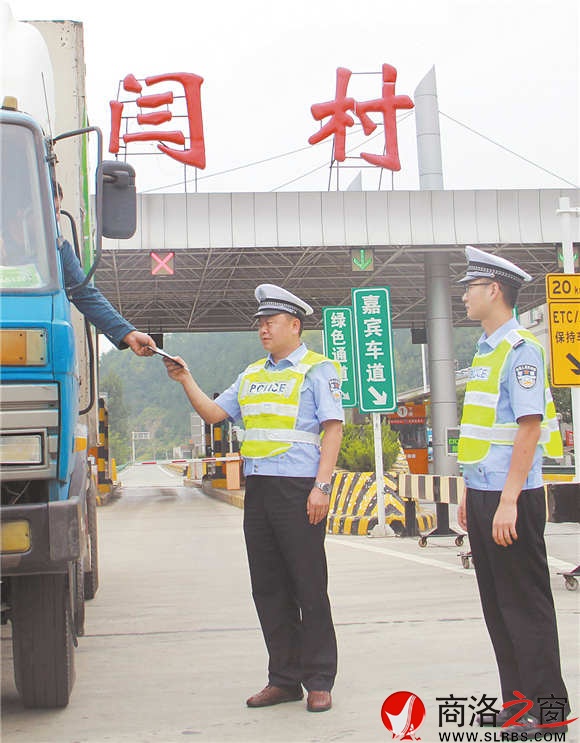 龙军对过往车辆进行检查