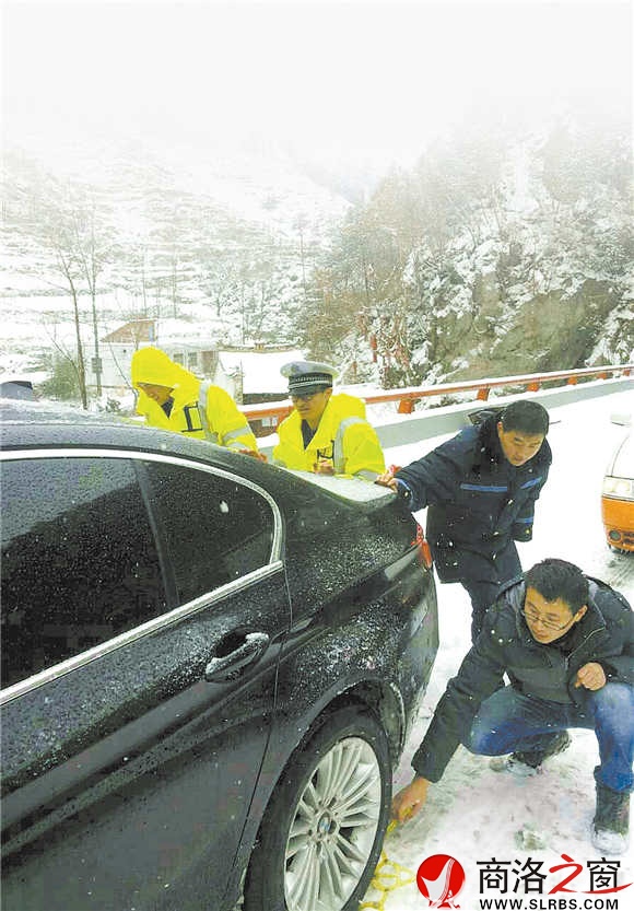 下雪天，是高速民警最辛苦的时候。