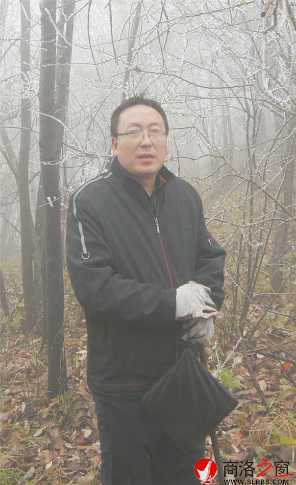 程晓迤冒着风雪进山勘察现场
