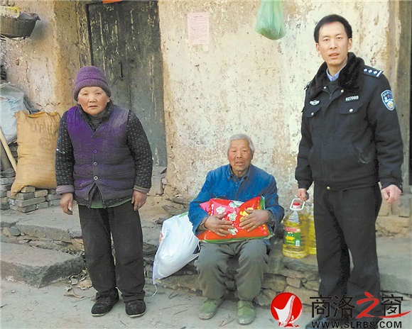 困难群众是彭江涛的“亲人”，逢年过节彭江涛总要上门慰问并给他们送些生活必需品。