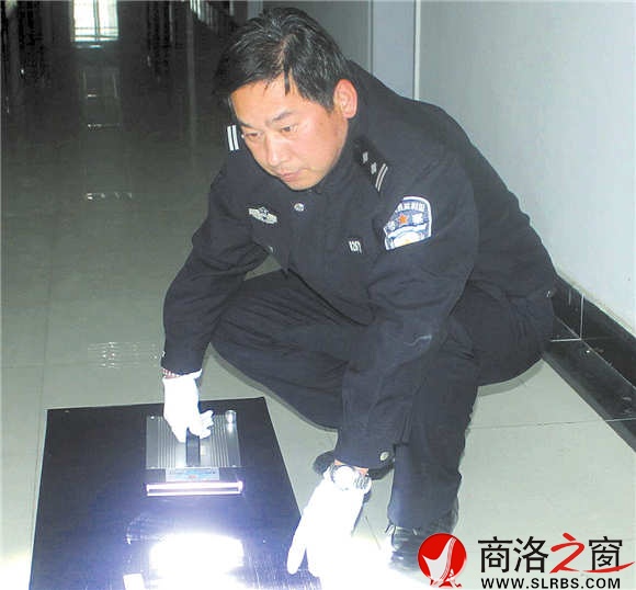 卢洪庆正在现场检查鞋印