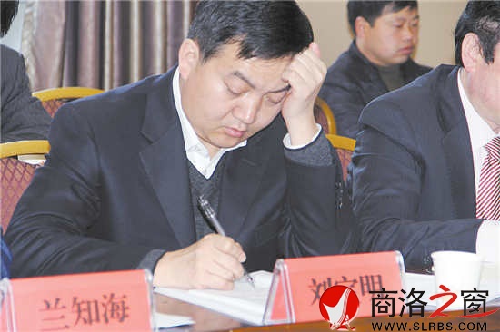 代表认真研读政府工作报告，反复推敲发言稿。        （记者 李 亮 摄）