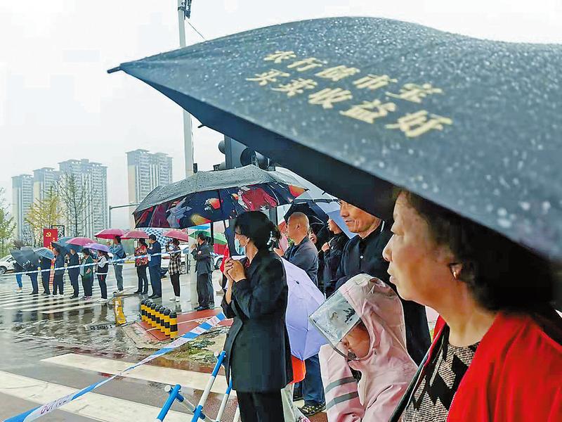 雨中观赛 热情不减
