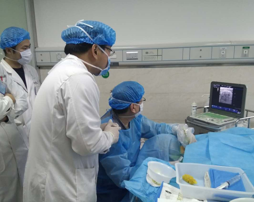 李禾教授和汤志刚主任医师术前彩超定位.jpg