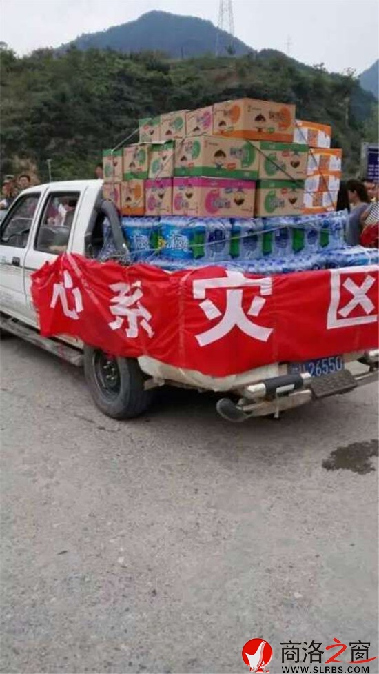 爱心人士送来食物和水