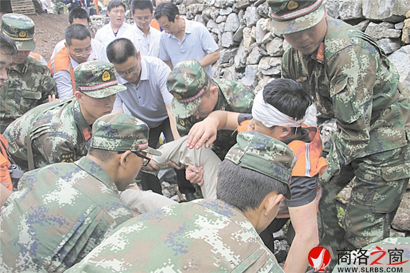 灾后不到10小时,14名职工和村民获救。(武警资料)