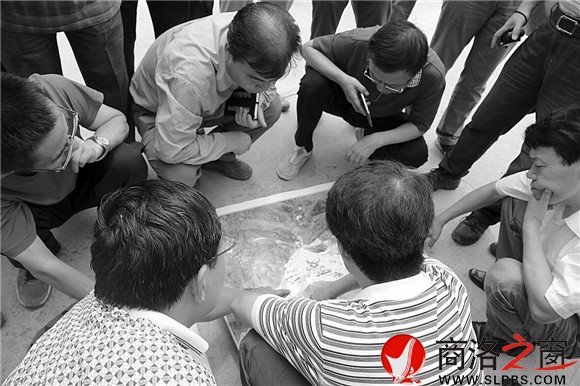 专家组成员讨论施救除险方案