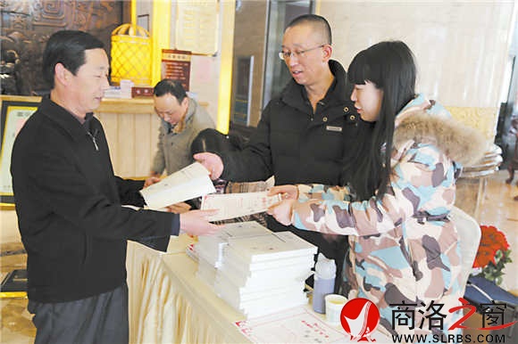今年市“两会”期间,“掌中商洛”工作人员深入会场为代表、委员下载安装“掌中商洛”。