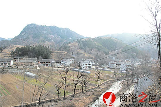 宁静的小山里，散落着安逸的村庄。