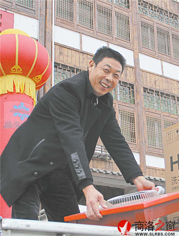 美丽乡村建设以来，李栋梁的家电生意好了很多。采访当天，他就卖出去十几件货。