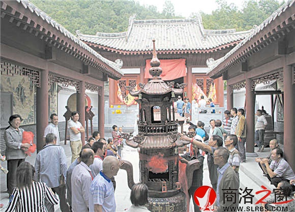 游人如织的财神庙