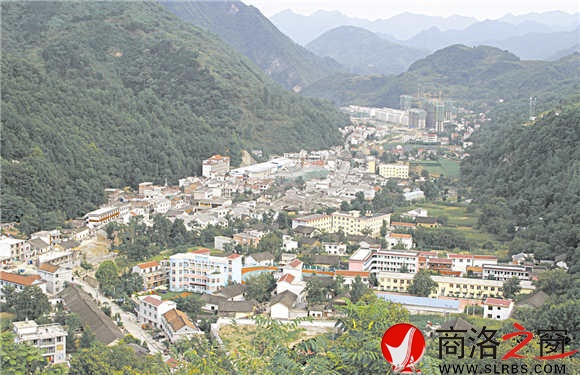 坐落在群山翠绿中的美丽乡村云镇全景