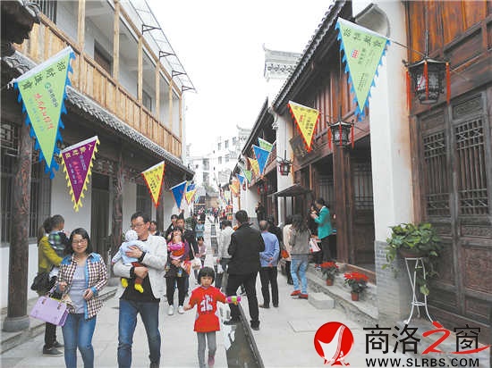 云镇老街改造升级后，游客纷至沓来，成为镇安一个新的旅游热点。