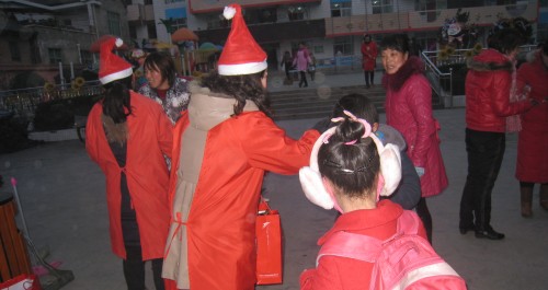 洛南县幼儿园组织圣诞节送礼活动