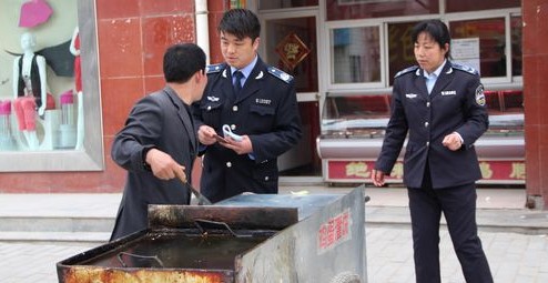 名人街改造未完工 城管执法已忙碌
