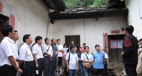 市信访局到柞水县开展活动庆祝党的生日