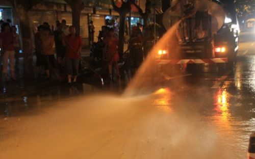 市环卫处积极应对暴雨破坏市容环境