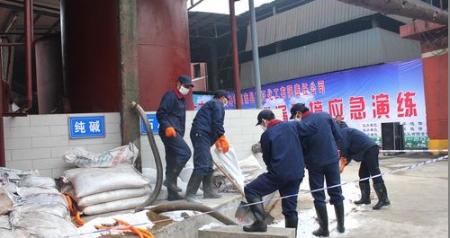市环保局组织开展硫酸泄漏应急演练