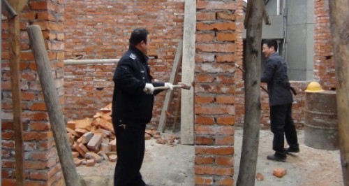 市城管依法拆除一违法建筑