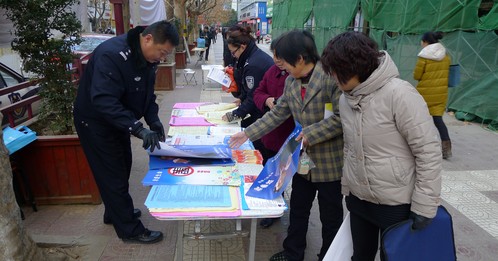 第12个“法制宣传日”商洛群众积极参与“普宪”活动