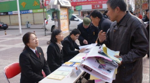 商洛中院干警上街开展法制宣传