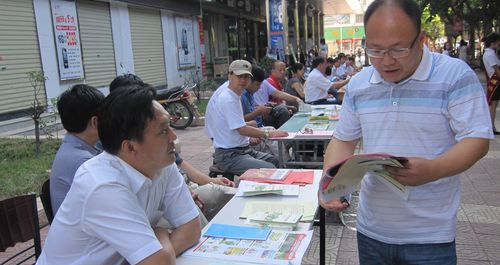 商洛市国土局为市民做土地资源保护宣传