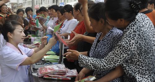 镇安人口计生局向群众宣传计划生育政策