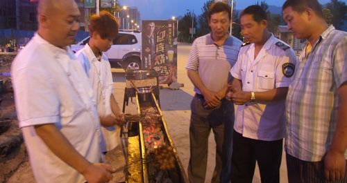 丹凤食品药品监督管理局对夜市烧烤进行执法检查