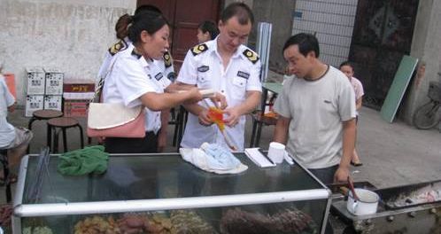 镇安食品药品监督管理局对夜市烧烤摊进行检查
