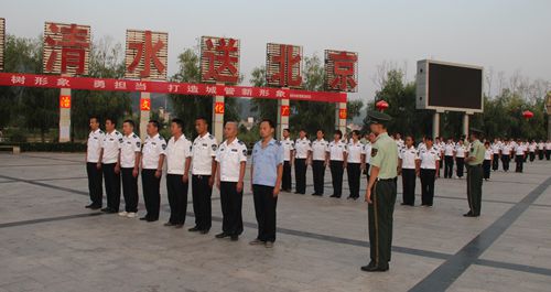 商洛城管监察支队在望江楼广场进行军事化训练