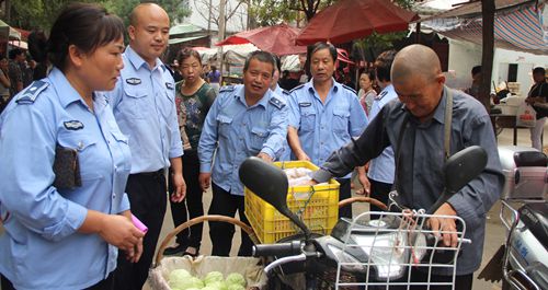 商州市容局执法人员进行综合整治