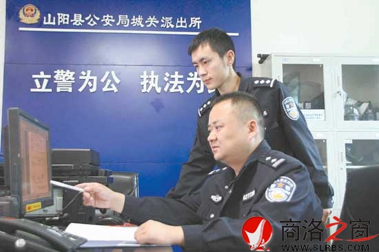 杨杰在查阅案卷
