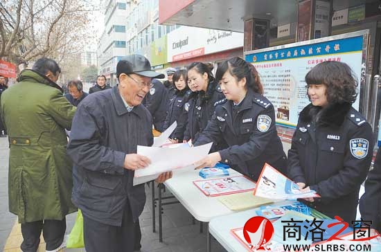 每年1月10日110宣传日，110指挥中心的民警都会走上街头进行法律宣传。