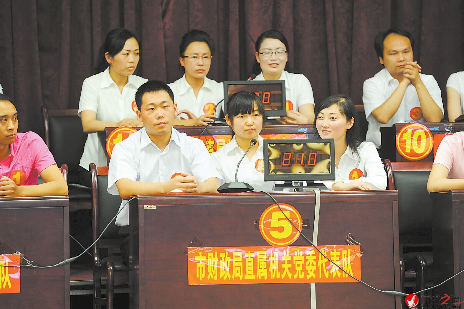 参加工委组织的十八大知识竞赛