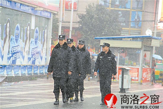 1月27日，雪花铺天盖地，叶宏仍带领同事不畏严寒在车站一带巡逻。