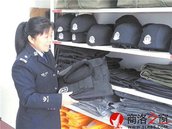 王亚莉在库房盘点民警衣物