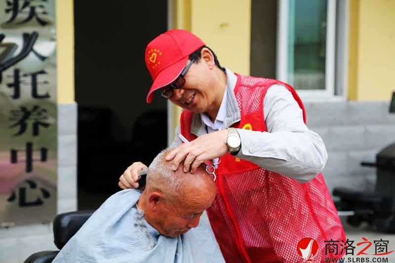 商洛国税志愿者到敬老院慰问孤寡老人