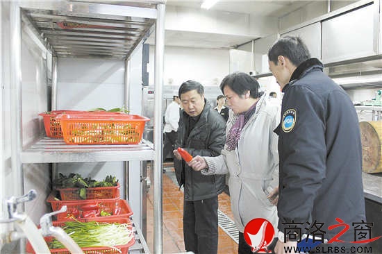 在餐饮酒店后厨检查食品来源登记情况